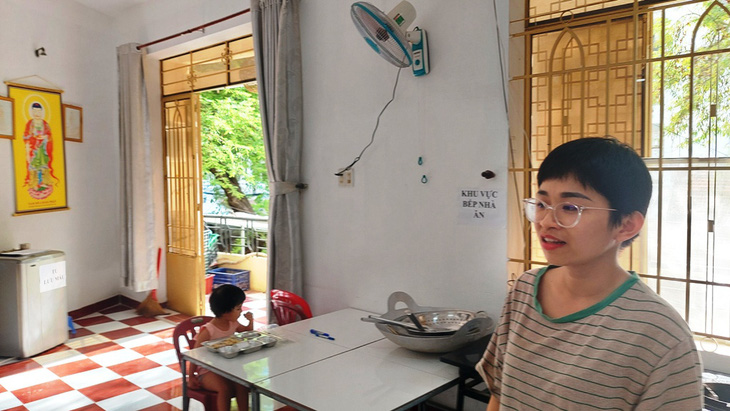 Trần Thị Diệu Hoa cùng con gái nhỏ, tại cơ sở từ thiện nhà ăn Không Đồng Nhất Tâm số 30, ở TP Nha Trang (tại số 1A Lý Thánh Tôn, TP Nha Trang) - Ảnh: PHAN SÔNG NGÂN 