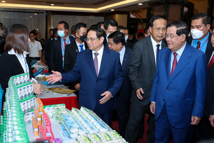 Thủ tướng Phạm Minh Chính thăm gian hàng của Angkormilk tại Diễn đàn Xúc tiến Đầu tư và Thương mại Việt Nam - Campuchia 2022