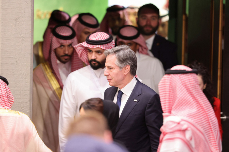 Ngoại trưởng Mỹ Antony Blinken đồng chủ trì họp báo chung với Ngoại trưởng Saudi Arabia Faisal Bin Farhan ở thủ đô Riyadh ngày 8-6 - Ảnh: REUTERS