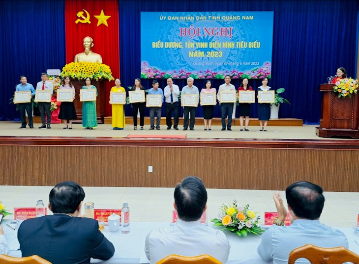 Phó chủ tịch UBND tỉnh Nguyễn Hồng Quang trao tặng bằng khen cho đại diện Công ty Thủy điện Sông Bung. Trong ảnh: ông Vương Thành Chung - phó giám đốc công ty (thứ 1, bên trái sang) nhận bằng khen