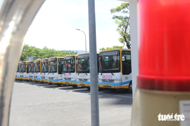 Mới có 3 tuyến buýt ở Đà Nẵng có xe chạy, tài xế nằm chờ lương - Ảnh 1.