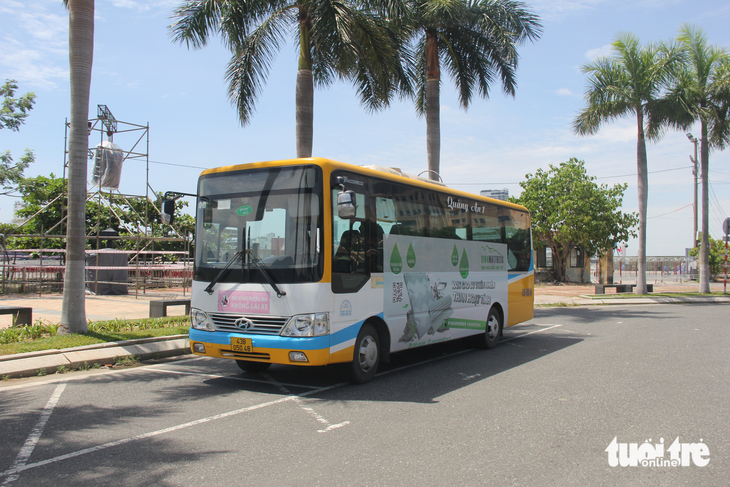 Mới có 3 tuyến buýt ở Đà Nẵng có xe chạy, tài xế nằm chờ lương - Ảnh 2.