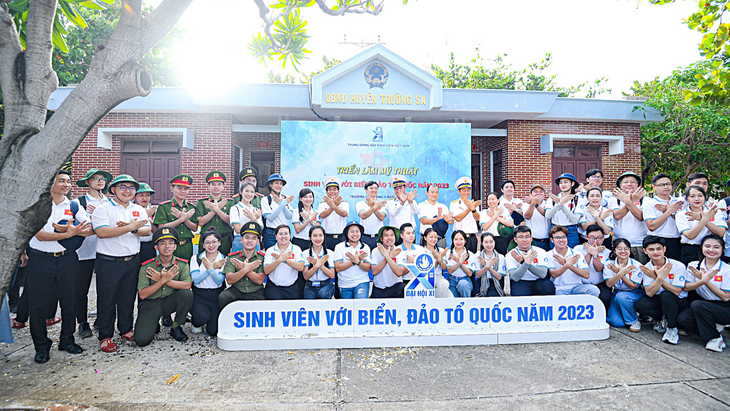Đoàn Hành trình Sinh viên với biển, đảo Tổ quốc 2023 đến thăm cán bộ, chiến sĩ Trường Sa - Ảnh: NAM TRẦN