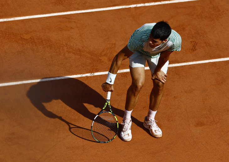 Alcaraz chấn thương, Djokovic thắng dễ để vào chung kết Roland Garros - Ảnh 3.