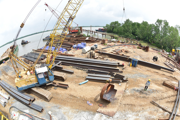 Công nhân tại công trường xây dựng cầu Nhơn Trạch tại xã Long Tân, huyện Nhơn Trạch, Đồng Nai - Ảnh: T.T.D.