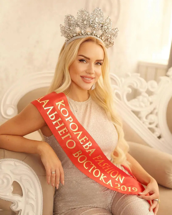 Hoa hậu Quý bà Nga đăng quang với gương mặt khác xa ảnh trên mạng - Ảnh 2.