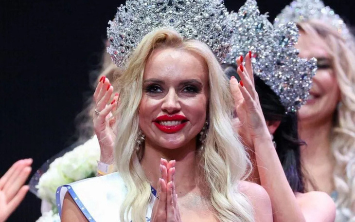 Hoa hậu Quý bà Nga đăng quang với gương mặt khác xa ảnh trên mạng - Ảnh 1.