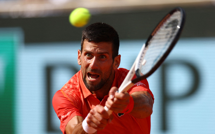 Alcaraz chấn thương, Djokovic thắng dễ để vào chung kết Roland Garros