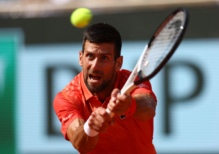 Alcaraz chấn thương, Djokovic thắng dễ để vào chung kết Roland Garros - Ảnh 2.