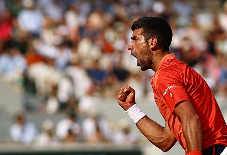 Alcaraz chấn thương, Djokovic thắng dễ để vào chung kết Roland Garros - Ảnh 1.