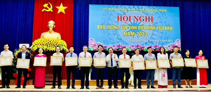 Ông Cao Huy Bảo - tổng giám đốc Công ty CP Thủy điện A Vương (thứ 4 từ trái qua) - đại diện Công ty nhận bằng khen của UBND tỉnh Quảng Nam