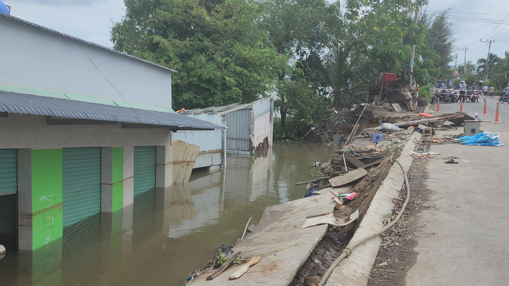 7 căn nhà rơi xuống sông Cần Giuộc, chính quyền yêu cầu nhiều hộ dân khẩn cấp di dời - Ảnh 1.