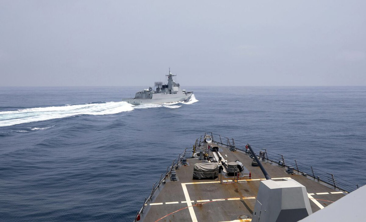 Tàu Trung Quốc tạt đầu tàu USS Chung Hoon của Mỹ. Ảnh: LA Times