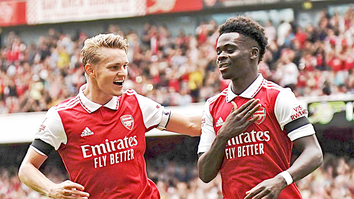 Young stars like Saka (right) and Odegaard help Arsenal gain more confidence in their financial situation - Photo: Reuters