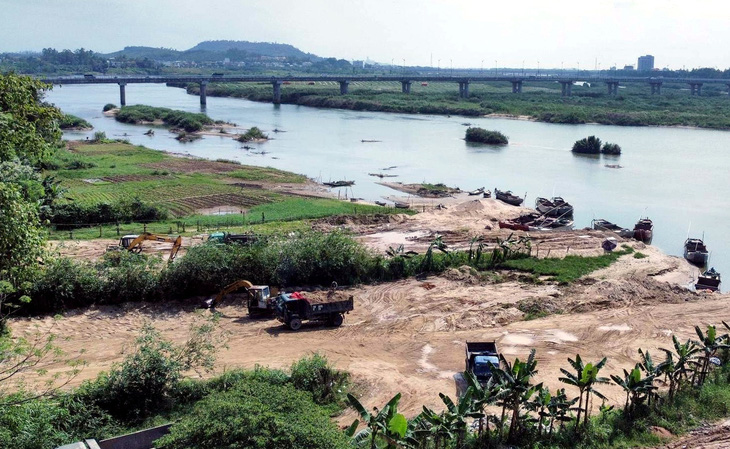 Những điểm tập kết cát trái phép trên sông Trà Khúc, đoạn qua thôn Trường Xuân, xã Tịnh Hà, huyện Sơn Tịnh trước khi đặt trụ bê tông - Ảnh: L.Đ.