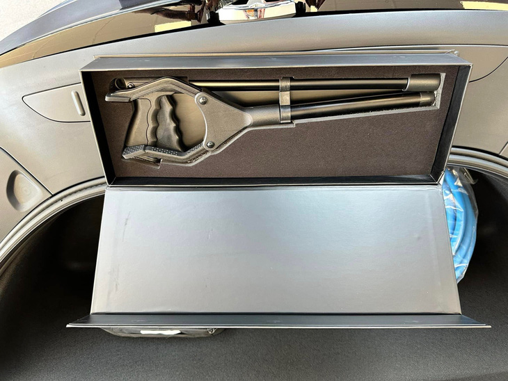 Tesla tặng gậy gắp đồ cho xe tay lái nghịch - Ảnh 2.