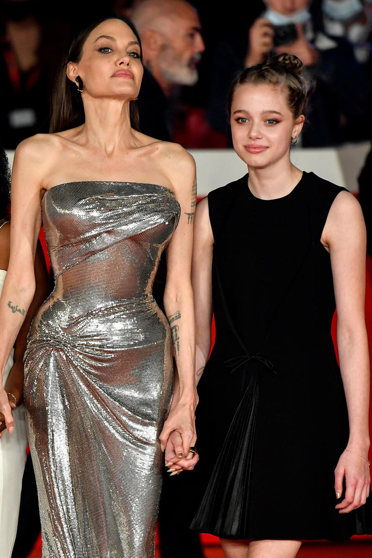 Con gái Angelina Jolie gây sốt cạo đầu, diện croptop khoe eo - Ảnh 4.