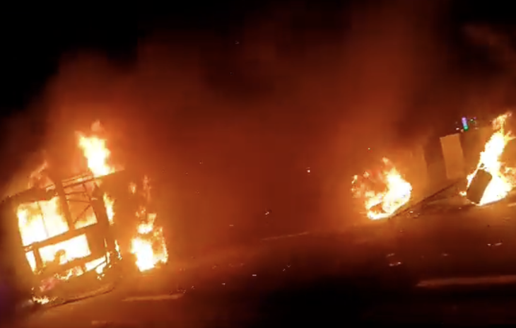 Ấn Độ: Xe khách lật ngang bốc cháy trong đêm, 25 người chết - Ảnh 1.