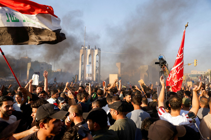 Người ủng hộ giáo sĩ Shi'ite Moqtada al-Sadr biểu tình ngày 30-6 - Ảnh: REUTERS