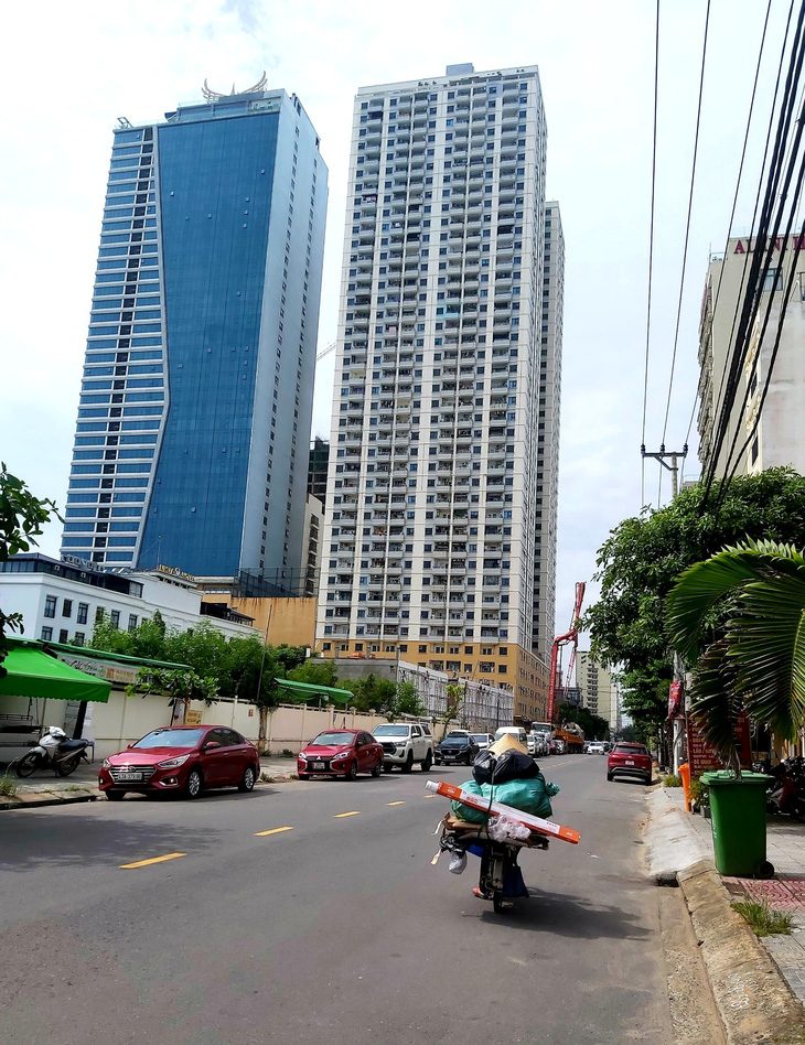 Xây dựng sai phép tại khu chung cư của tổ hợp khách sạn Mường Thanh và căn hộ cao cấp Sơn Trà - Ảnh: ĐOÀN CƯỜNG