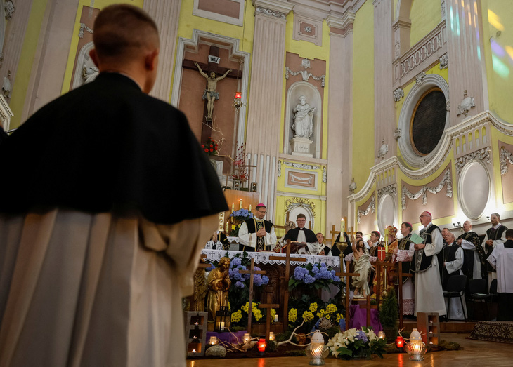 Các giáo sĩ Ukraine và Ba Lan thực hiện một buổi lễ chung tại nhà thờ để tưởng niệm các nạn nhân thời Thế chiến II tại nhà thờ Saint Peter và Paul. Buổi lễ có sự tham dự của Tổng thống Ukraine Volodymyr Zelensky và Tổng thống Ba Lan Andrzej Duda, ngày 9-7 - Ảnh: REUTERS