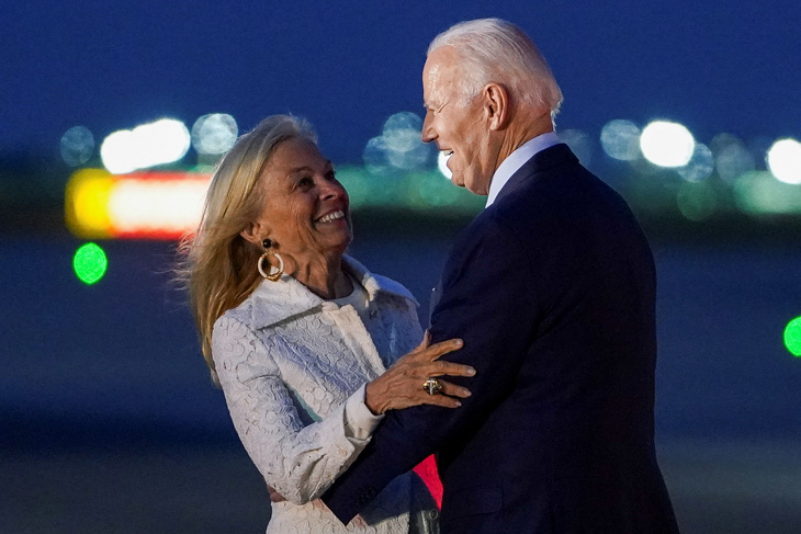 Bà Jane Hartley - đại sứ Mỹ tại Vương quốc Anh, chào mừng Tổng thống Joe Biden khi ông đến sân bay Stansted, Anh, ngày 9-7 - Ảnh: REUTERS