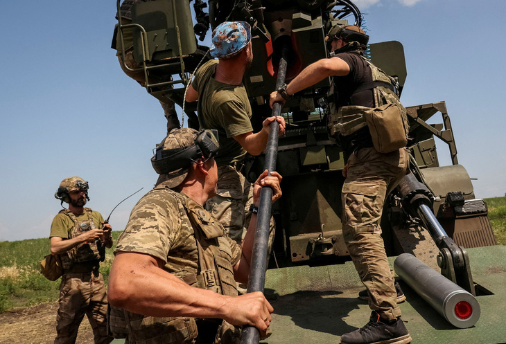 Quân nhân Ukraine chuẩn bị bắn pháo tự hành 2S22 Bohdana về phía quân Nga tại một vị trí gần thành phố Bakhmut ở vùng Donetsk, Ukraine ngày 5-7 - Ảnh: REUTERS