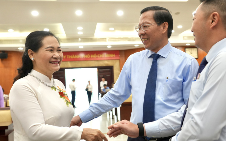 Chủ tịch HĐND TP.HCM Nguyễn Thị Lệ (trái) và Chủ tịch UBND TP.HCM Phan Văn Mãi (giữa) là những đại biểu được lấy phiếu tín nhiệm chức danh kỳ họp HĐND TP lần này - Ảnh: HỮU HẠNH