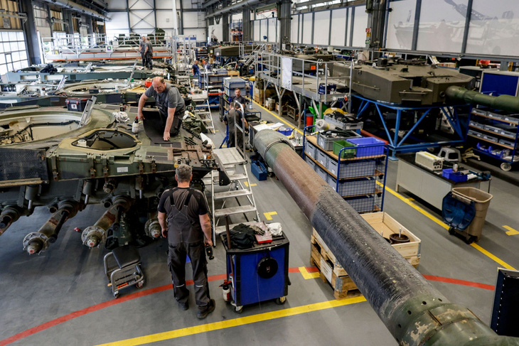 Lắp ráp xe tăng chiến đấu Leopard 2A4 tại cơ sở Rheinmetall ở Đức - Ảnh: AFP