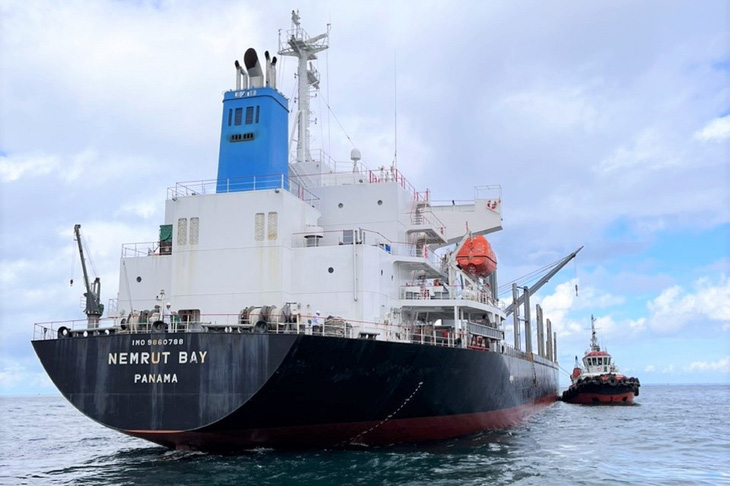 Trên tàu Nemrut Bay đang chở 25.510 tấn thép - Ảnh: CÔNG HOAN