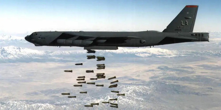 Máy bay B-52 rải bom chùm xuống Afghanistan - Ảnh: REUTERS/KHÔNG QUÂN MỸ