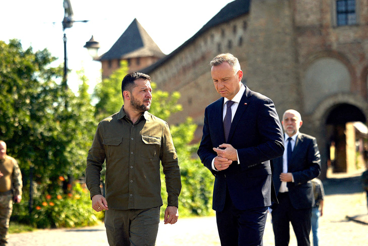 Tổng thống Zelensky (trái) trò chuyện với Tổng thống Andrzej Duda của Ba Lan (một thành viên NATO) vào hôm 9-7 - Ảnh: Reuters