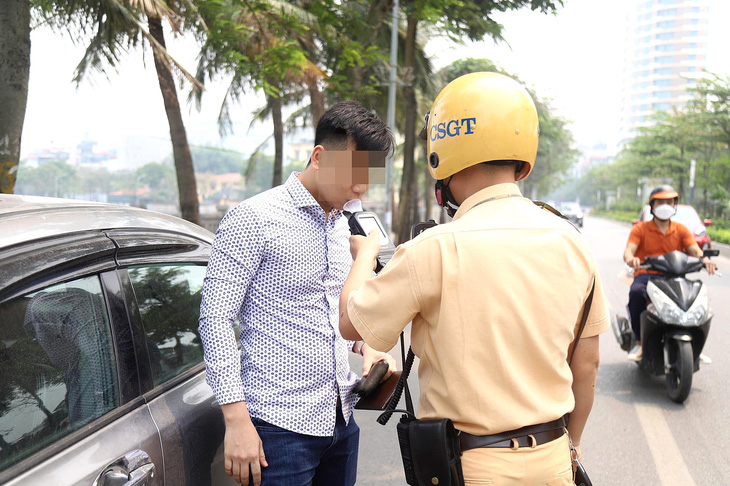 Cảnh sát giao thông kiểm tra, xử phạt nghiêm lái xe vi phạm nồng độ cồn khiến nhiều người phải nhờ lái xe hộ - Ảnh: DANH TRỌNG