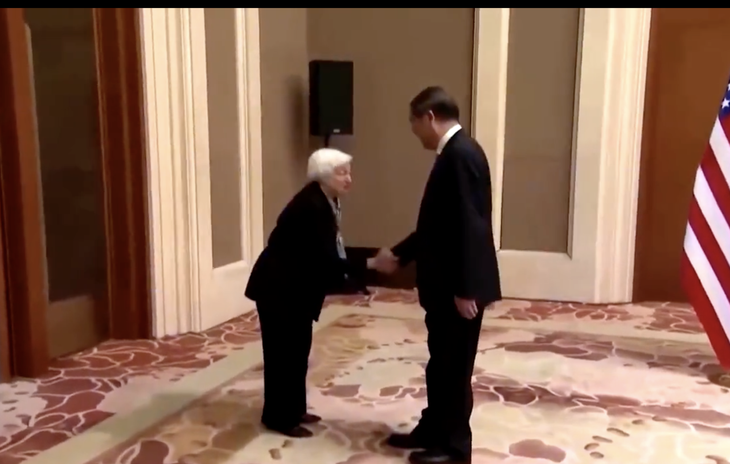 Bộ trưởng Tài chính Mỹ Yellen cúi người khi bắt tay Phó thủ tướng Trung Quốc Hà Lập Phong - Ảnh chụp từ video