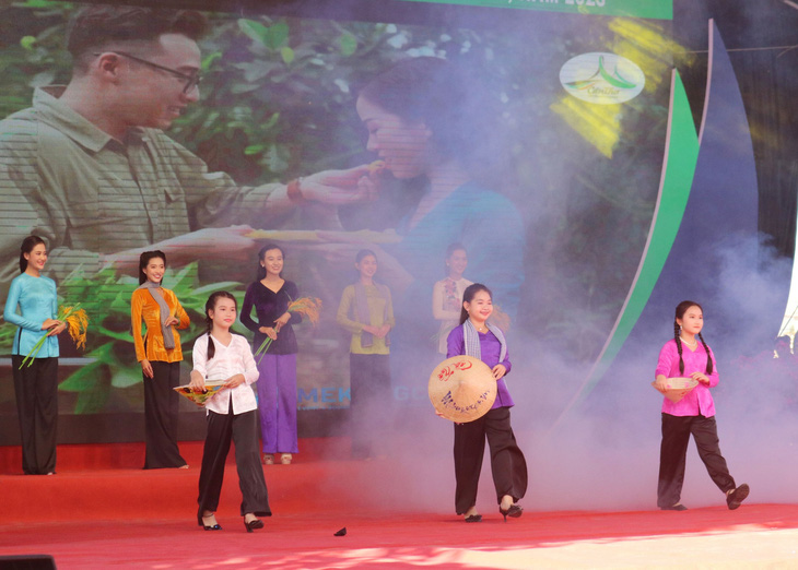 Áo bà ba xưa và nay là một trong những điểm mới của Ngày hội du lịch văn hóa chợ nổi Cái Răng năm nay - Ảnh: TRUNG PHẠM