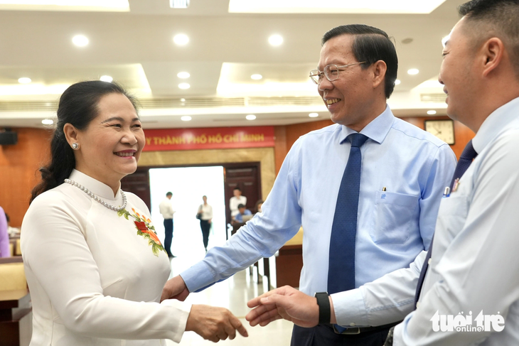 Chủ tịch HĐND TP.HCM Nguyễn Thị Lệ trao đổi cùng các đại biểu tham dự kỳ họp - Ảnh: HỮU HẠNH