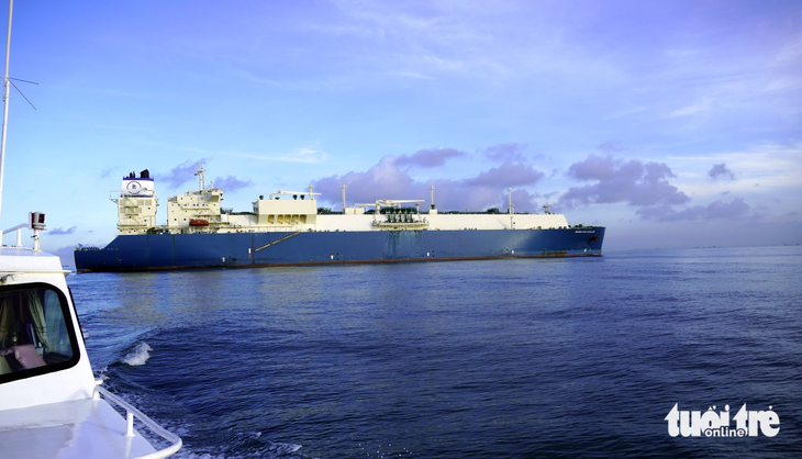 Tàu Maran Gas Achilles chở những tấn LNG đầu tiên nhập khẩu vào Việt Nam ở phao số 0 Vũng Tàu - Ảnh: ĐÔNG HÀ