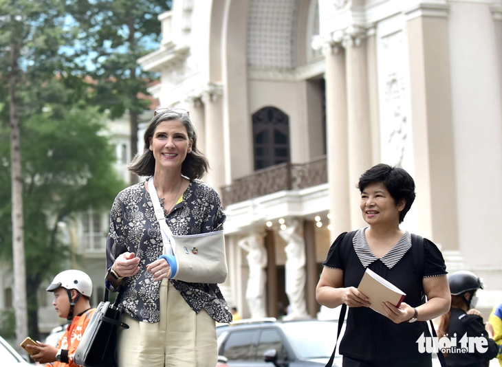Bà Ramla Khalidi cùng trợ lý đi bộ trên đường Đồng Khởi, quận 1, TP.HCM vào ngày 5-7 - Ảnh: T.T.D.