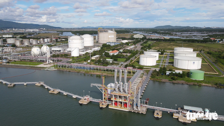 Bồn chứa LNG (bồn to nhất) cùng các bồn chứa LPG và hệ thống cảng, đường ống dẫn khí tại Thị Vải - Ảnh: ĐÔNG HÀ 