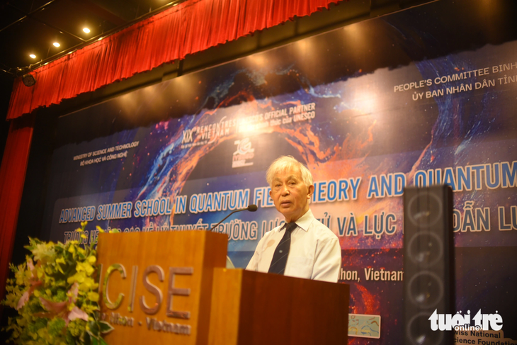 Giáo sư Trần Thanh Vân phát biểu khai mạc trường hè - Ảnh: LÂM THIÊN