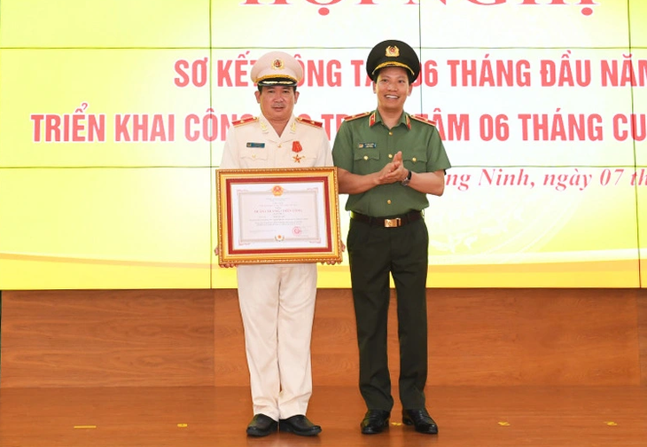 Thiếu tướng Đinh Văn Nơi - giám đốc Công an tỉnh Quảng Ninh (bên trái), đón nhận Huân chương Chiến công hạng nhất - Ảnh: HÀ TÂM