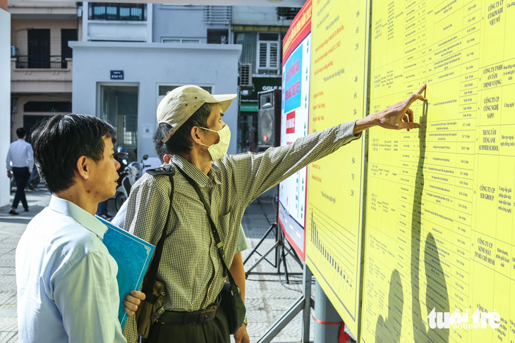 Không chỉ sinh viên, mà nhiều lao động lớn tuổi cũng tìm việc bán thời gian tại Hà Nội - Ảnh: HÀ QUÂN