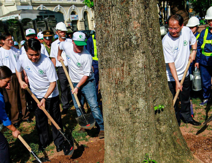 Ông Nguyễn Đức Chung (trái) trong một lần tham gia trồng cây xanh tại Hà Nội - Ảnh: NAM TRẦN