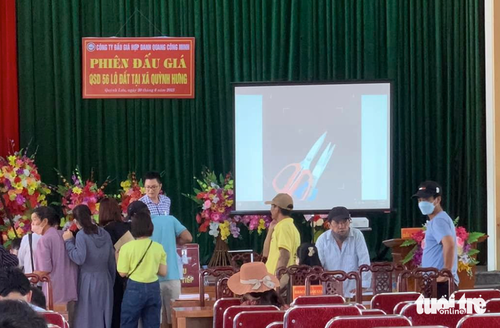 Người dân bỏ phiếu đấu giá 56 lô đất tại xã Quỳnh Hưng, huyện Quỳnh Lưu, tỉnh Nghệ An - Ảnh: N.THẮNG