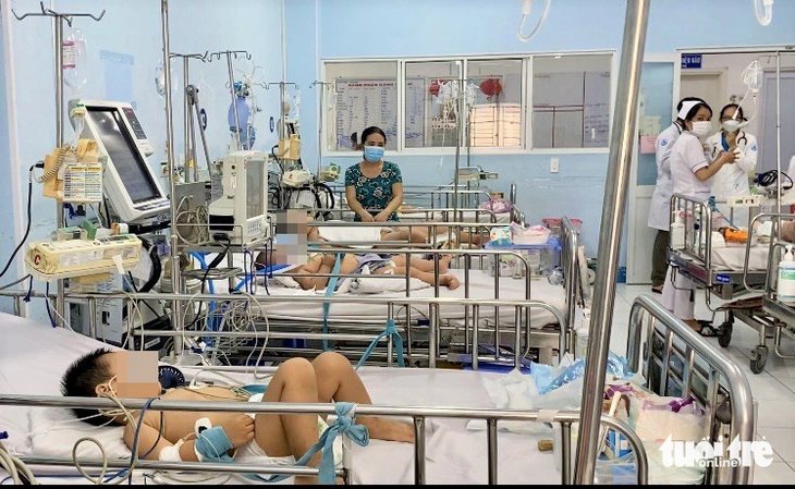 Trẻ mắc bệnh tay chân miệng độ nặng (gần nhất) điều trị tại Bệnh viện Nhi đồng 1 (TP.HCM) - Ảnh: XUÂN MAI