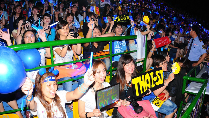 Nhóm nhạc Hàn Quốc Super Junior thu hút các fan từ các tỉnh thành cũng như các nước lân cận tụ tập về sân vận động Bình Dương để xem thần tượng biểu diễn - Ảnh: T.T.D.