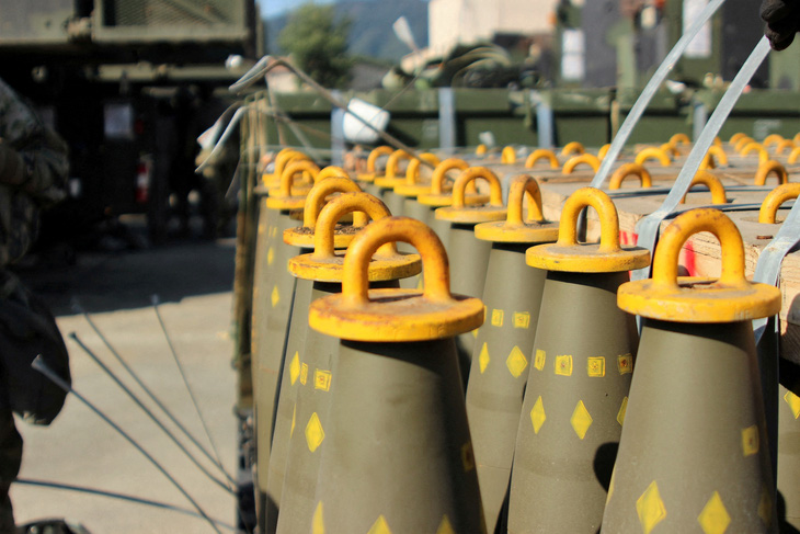 Mỹ hứng nhiều chỉ trích khi gửi bom chùm cho Ukraine - Ảnh: REUTERS