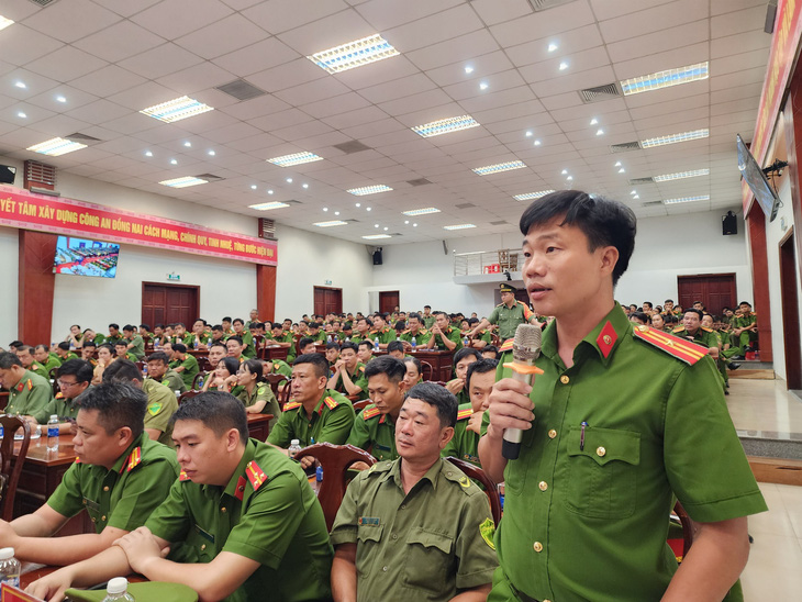 Thiếu tá Nguyễn Xuân Hải, trưởng Công an xã Xuân Bảo, huyện Cẩm Mỹ, nêu những khó khăn của công an xã hiện nay, đặc biệt là lực lượng mỏng kiêm nhiệm nhiều nhiệm vụ - Ảnh: H.MI