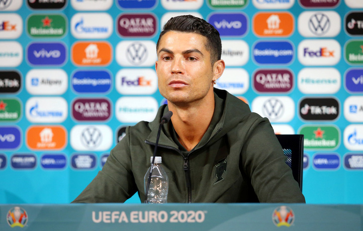 Tại Euro 2020, Cristiano Ronaldo từng gây sốt khi khuyên mọi người hãy uống nước lọc - Ảnh: REUTERS