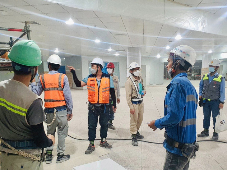 Đội ngũ kỹ sư, công nhân của nhà thầu đang khẩn trương thi công hoàn thiện kiến trúc, cơ điện cho nhà ga Bến Thành để cùng kịp thời hoàn thành thi công toàn dự án tuyến metro số 1 vào cuối quý 4 năm nay - Ảnh: MAUR